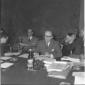 Walter Hallstein seduto al tavolo della riunione c ...