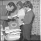 Eduardo De Filippo ripreso in casa assieme a due b ...