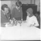 Eduardo De Filippo ripreso in casa assieme a due b ...