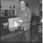 Eduardo De Filippo ripreso in casa mentre mostra i ...