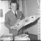 Eduardo De Filippo ripreso in casa mentre mostra d ...