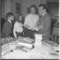 Eduardo De Filippo ripreso in casa assieme a due b ...