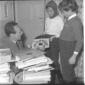Eduardo De Filippo ripreso in casa assieme a due b ...