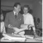 Eduardo De Filippo ripreso in casa assieme ad una  ...
