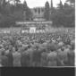Gruppo di persone riunite in piazza del Popolo per ...