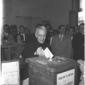 Don Sturzo ripreso in occasione del voto mentre co ...