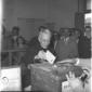 Don Sturzo ripreso in occasione del voto mentre co ...