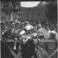 Pubblico di persone presenti con i bambini in via  ...