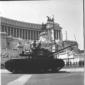 Un carro armato in rassegna davanti al Vittoriano. ...