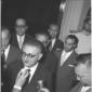 Leone ripreso, tra diverse persone, mentre rilasci ...