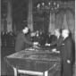 Andreotti stringe la mano al presidente Gronchi -  ...