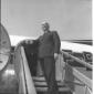 Fanfani ripreso dal basso sulla scaletta del'aereo ...