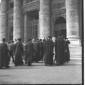Un gruppo di preti si recano a San Pietro a render ...