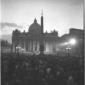 La folla di fedeli gremisce piazza San Pietro per  ...