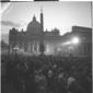 La folla di fedeli gremisce piazza San Pietro per  ...