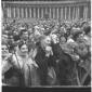 Piazza San Pietro gremita di persone giunte per as ...