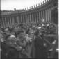 Piazza San Pietro gremita di persone giunte per as ...