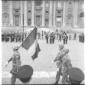Militari dell'esercito, di cui il primo con la ban ...