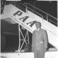 Un uomo ai piedi di un aereo della Paa. Piano amer ...