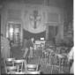 Uomini ripresi a svolgere le pulizie della sala do ...