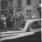 Andreotti circondato da alcune persone mentre scen ...