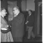 Leone e Zoli ripresi mentre discutono. Piano medio