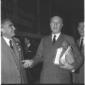Luigi Barzini junior con un esponente del PLI - pi ...