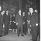 Gronchi in una sala del Quirinale con un gruppo di ...