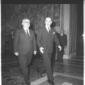 Leone in un corridoio del Quirinale con un uomo. T ...