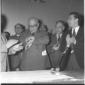 Pietro Nenni con un gruppo di socialisti sul palco ...