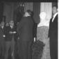 Cesare Merzagora davanti al busto di Ezio Vanoni.  ...