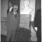 Un deputato davanti al busto di Ezio Vanoni. Total ...