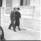 Segni e Rumor mentre passeggiano a braccetto. Tota ...