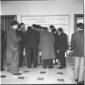 Aldo Moro e un gruppo di esponenti della Dc ripres ...