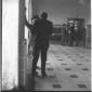 Andreotti e Segni ripresi mentre discutono in corr ...