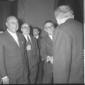 Mario Riva sorridente in primo piano, di fianco a  ...