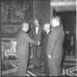 Gronchi stringe la mano all'ambasciatore Zellerbac ...