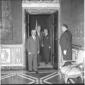 Gronchi entra in una sala del Quirinale seguito da ...