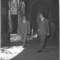 Rumor e Andreotti ripresi all'interno del cortile  ...