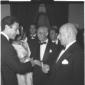 Menotti saluta l'ambasciatore americano Zellerbach ...