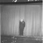 Un anziano signore presenta sul palco del cinema R ...