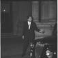 Giulio Andreotti ripreso accanto ad un'automobile  ...