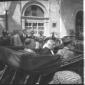 Charles De Gaulle con la moglie in una automobile. ...