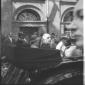 Charles De Gaulle con la moglie in una automobile. ...