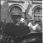 Charles De Gaulle con la moglie in una automobile. ...