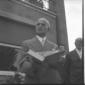 Piano medio di Luigi Einaudi con un libro in mano