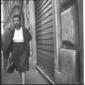 Una donna cammina in una strada di Roma - totale