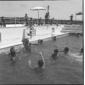 Mario Riva in piscina gioca con il figlio - campo  ...