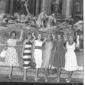 Un gruppo di indossatrici alla Fontana di Trevi -  ...