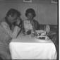 Eduardo de Filippo ripreso a tavola con un'amica - ...